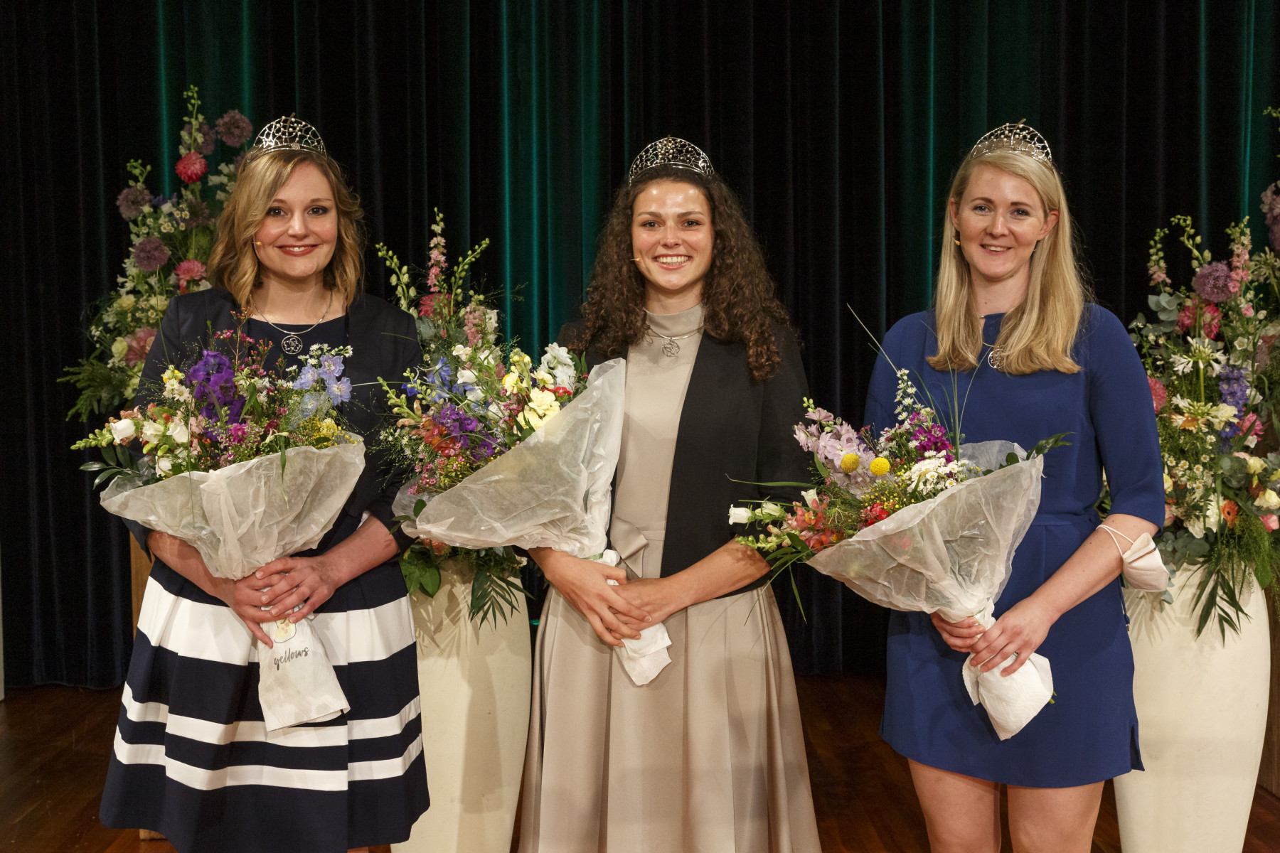 Die 71. Badische Weinkönigin Katrin Lang (Mitte) mit ihren Prinzessinen Victoria Lorenz (links) und Michaela Wille (rechts)