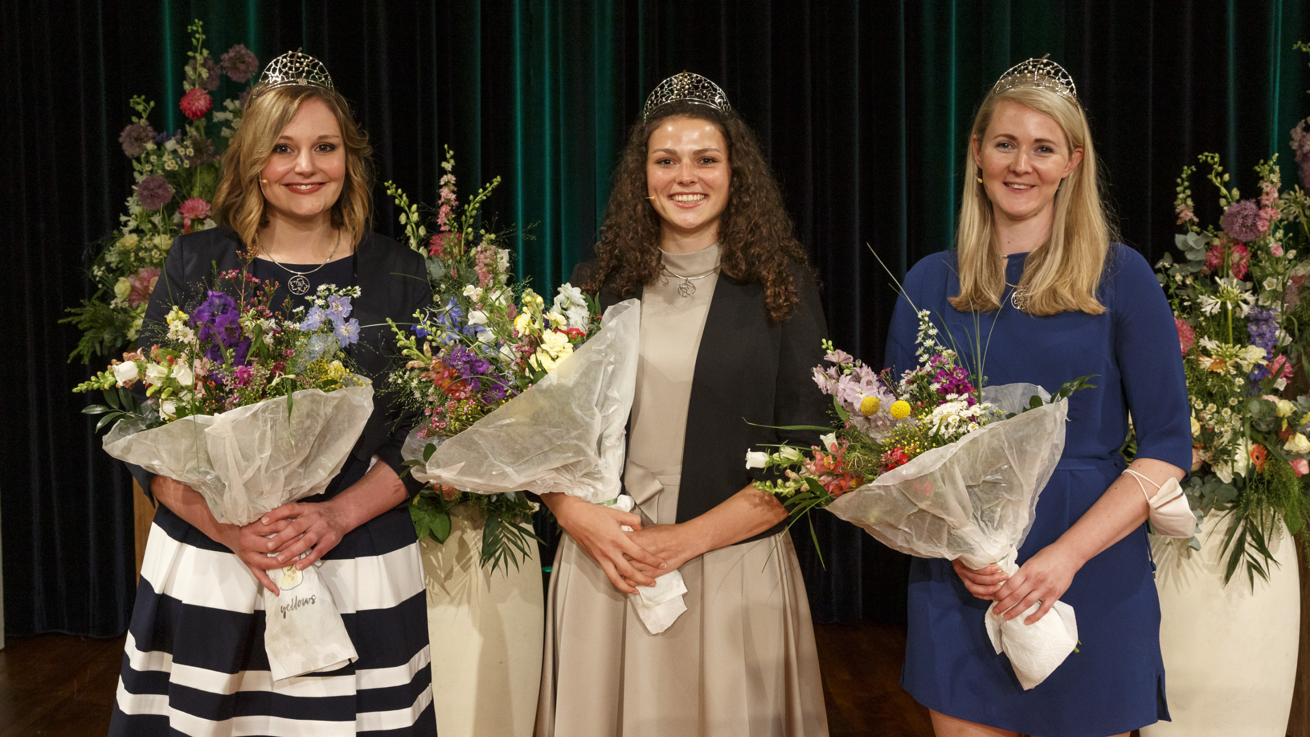 Die 71. Badische Weinkönigin Katrin Lang (Mitte) mit ihren Prinzessinen Victoria Lorenz (links) und Michaela Wille (rechts)