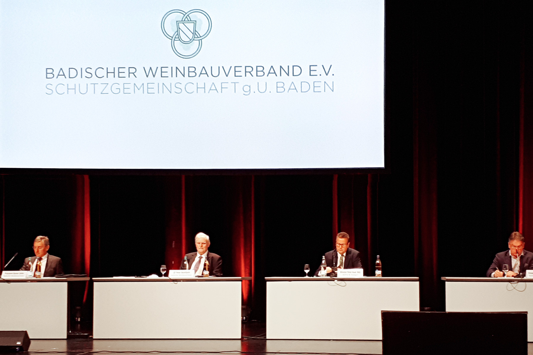 Das Podium der Mitgliederversammlung